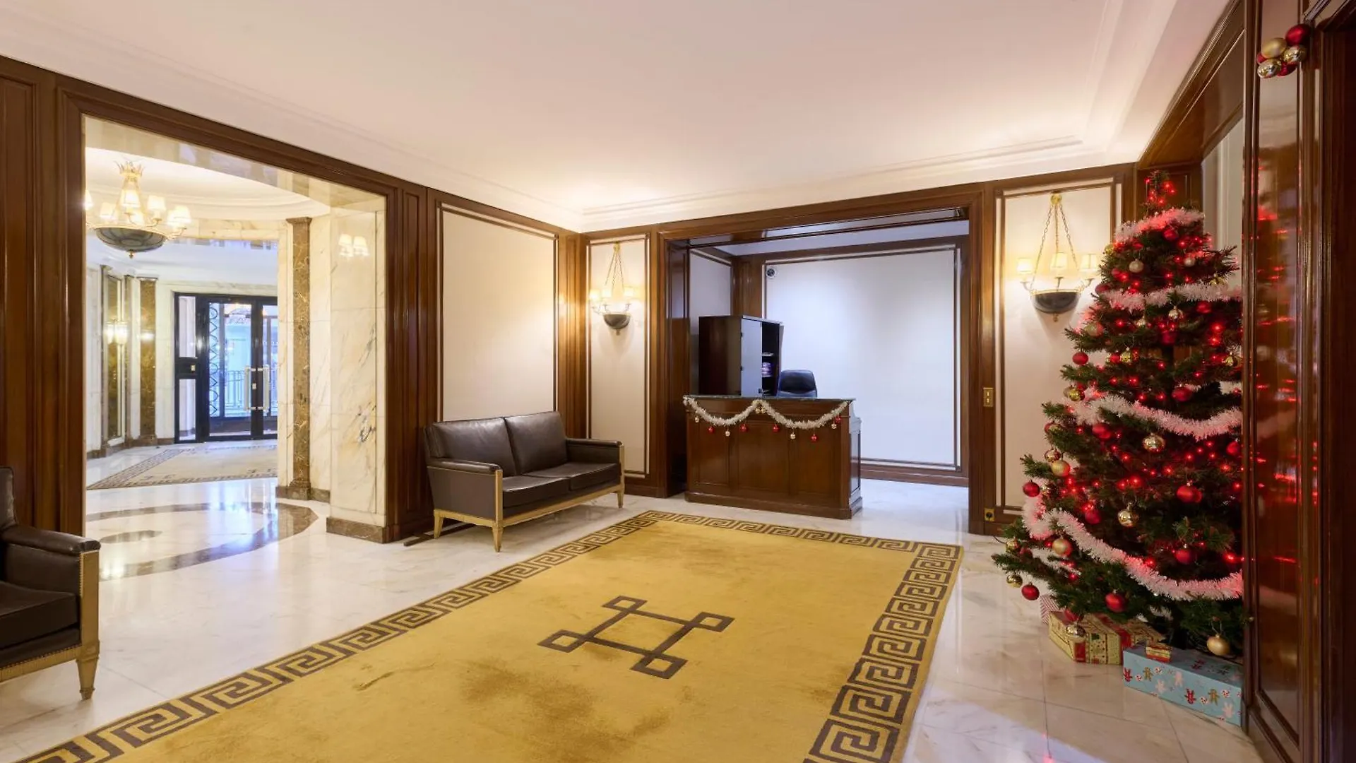 Apartment Av George V / Tour Eiffel Paris